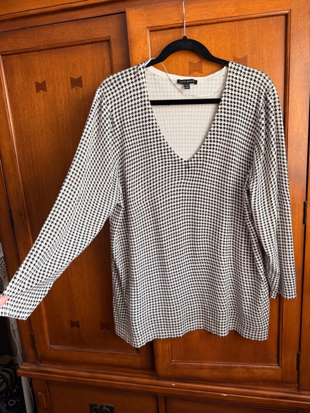 Lane Bryant Black and White Houndstooth V-Neck Light Sweater